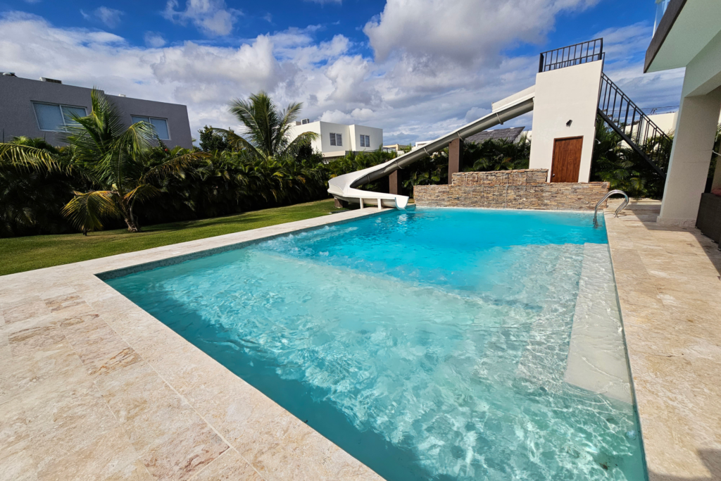 Piscina recreativa en Ciudad La Palma, con jardín, terraza y tobogán integrado.