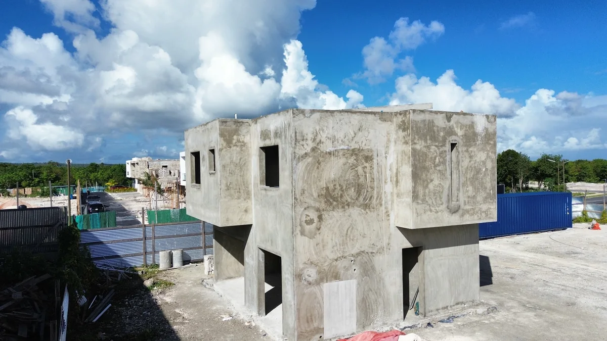 Vista aérea frontal de la villa Sunlax durante la construcción de su estructura.