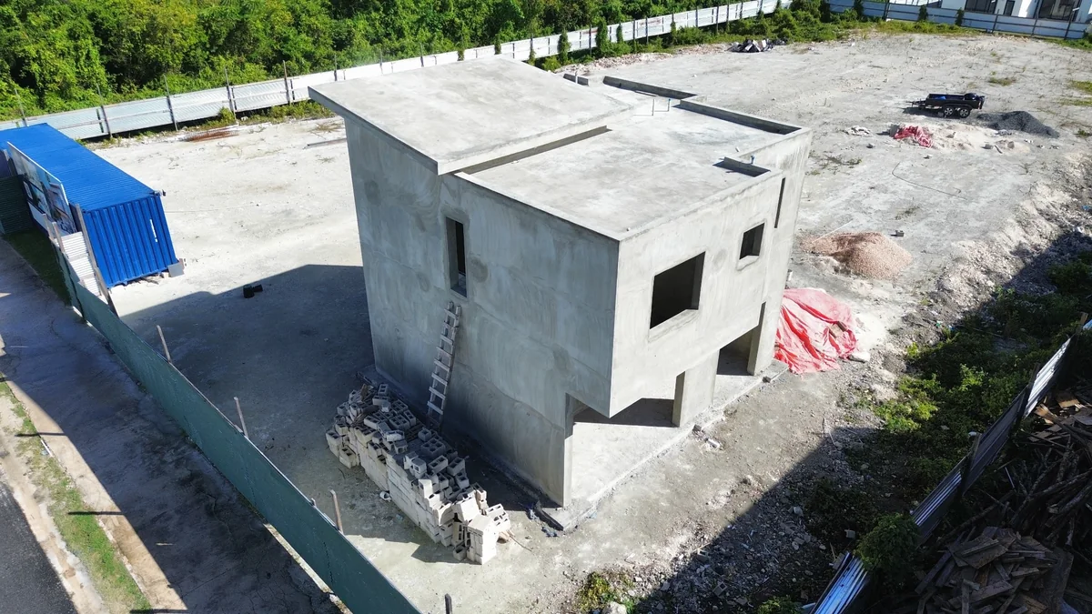 Vista aérea de la cubierta y los muros de la villa Sunlax en construcción.
