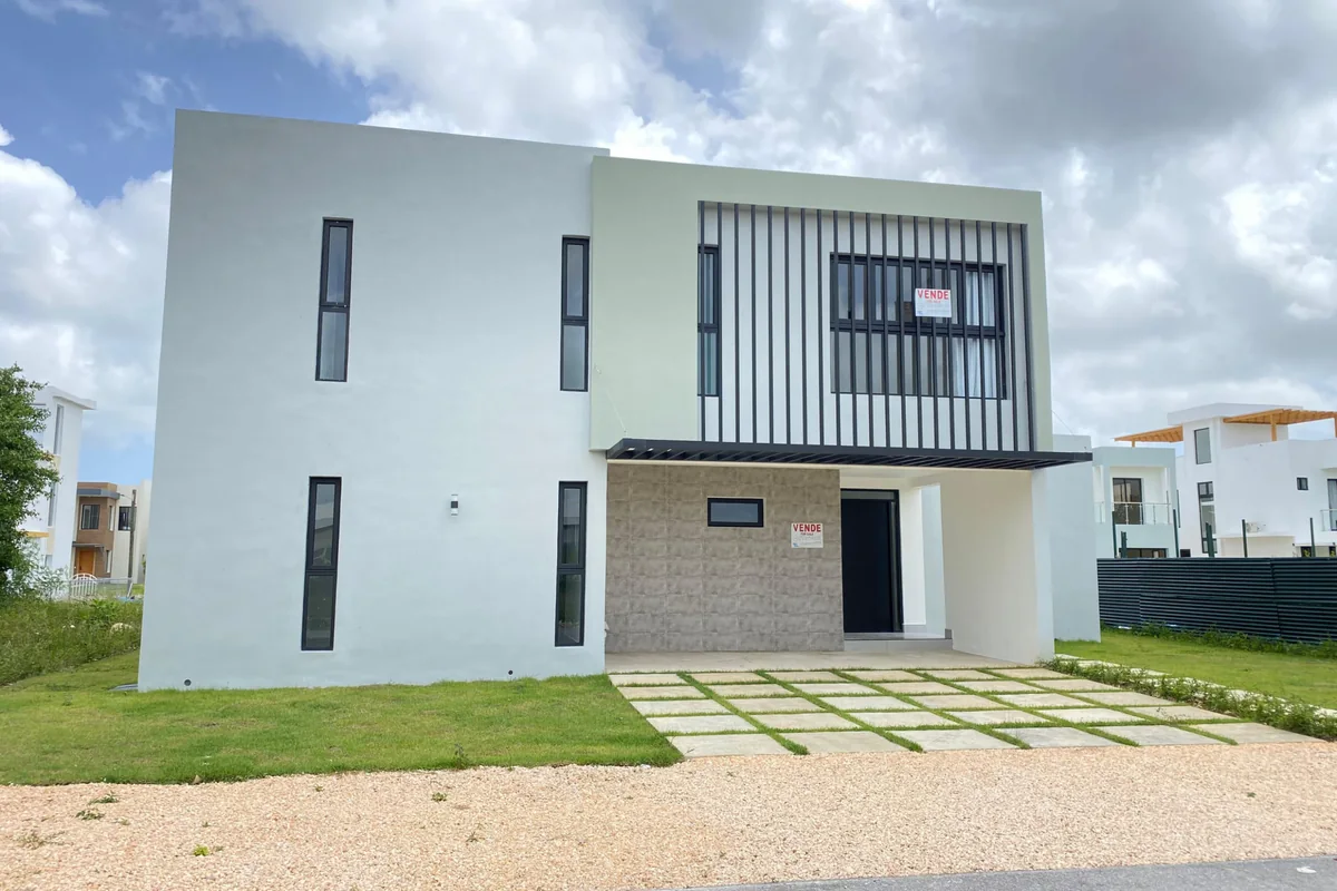 Fachada construida de la villa de 232 m² en Vista Cana, con balcón y revestimiento de piedra.