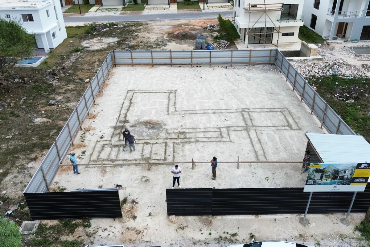Vista aérea de la losa de hormigón de la villa de 232 m² durante su construcción.