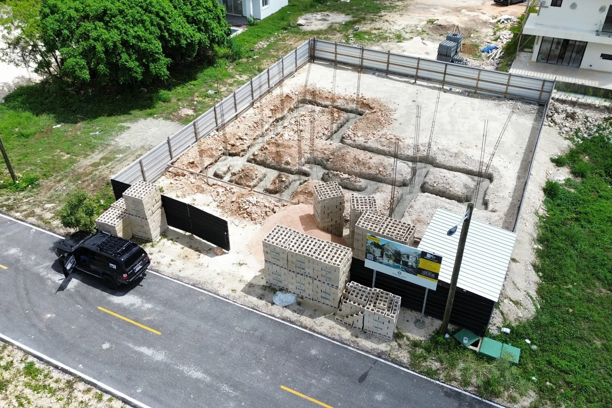 Vista aérea de la cimentación de la villa de 232 m², con zanjas, varillas y bloques.